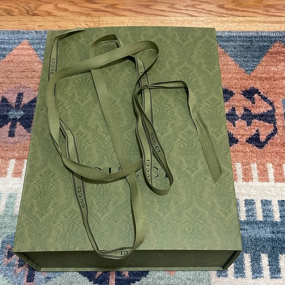 Gucci box in good condition magnetic closure